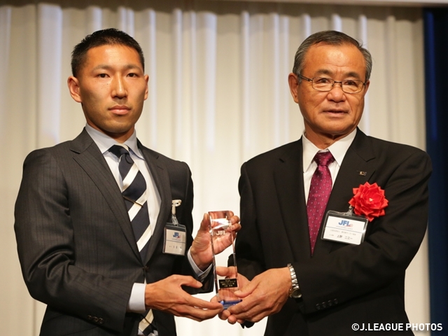  KAWAMATA Shu receive Excellent Referee Award in the 16th Japan Football League Award Ceremony