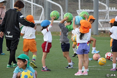 三木市保育協会と兵庫県サッカー協会合同で、JFAキッズ（Ｕ－６）サッカーフェスティバル兵庫ｉｎ三木（SOCCER SCHOOL FOR MIKI KIDS）を開催！