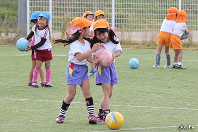 三木市保育協会と兵庫県サッカー協会合同で、JFAキッズ（Ｕ－６）サッカーフェスティバル兵庫ｉｎ三木（SOCCER SCHOOL FOR MIKI KIDS）を開催！