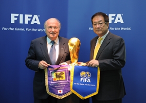 犬飼会長、FIFAブラッター会長を表敬訪問