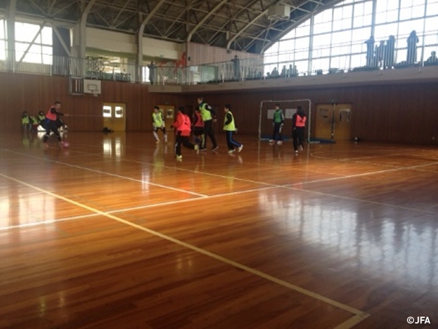 JFAファミリーフットサルフェスティバル　石川県羽咋市の羽咋市立羽咋小学校体育館に、約90人が参加！