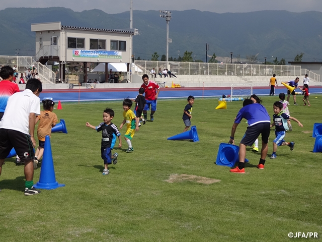 JFAキッズ（U-6/8/10）サッカーフェスティバル 山形県長井市の長井市陸上競技場に、248人が参加！