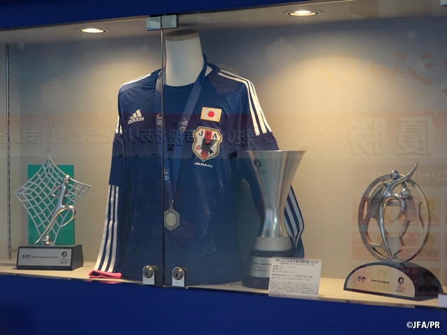 AFC U-19女子選手権中国2015の優勝トロフィーを展示