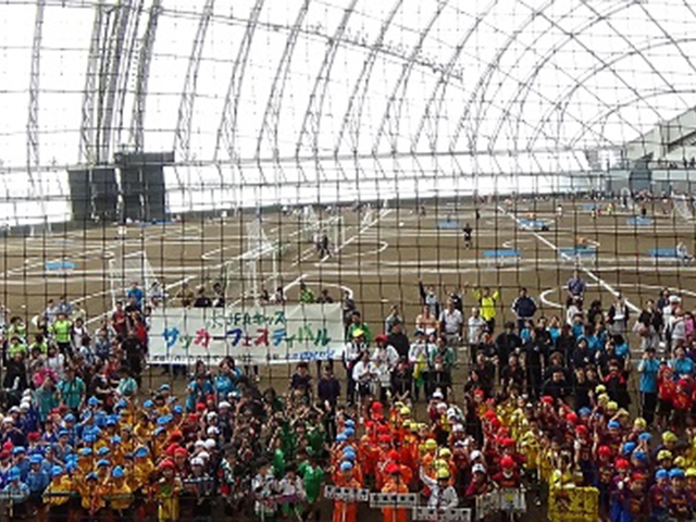 JFAキッズ（U-6）サッカーフェスティバル 青森県五所川原市のつがる克雪ドームに、1341人が参加！