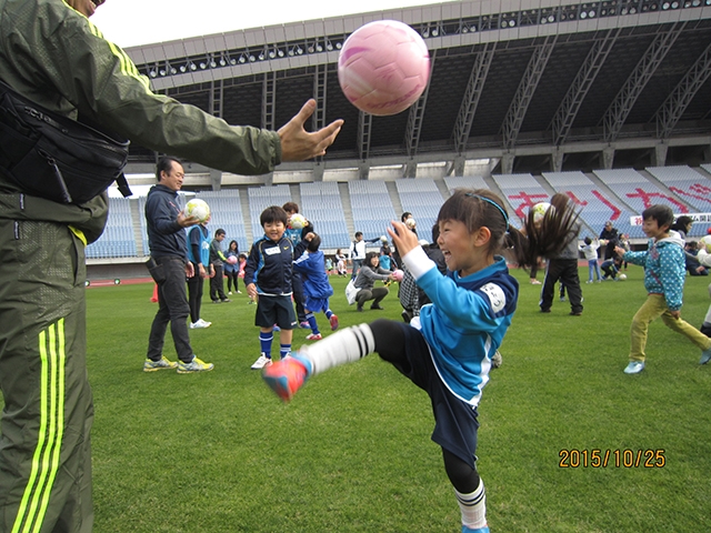 JFAキッズ（U-6/8）サッカーフェスティバル 宮城県宮城郡のひとめぼれスタジアム宮城に、1065人が参加！