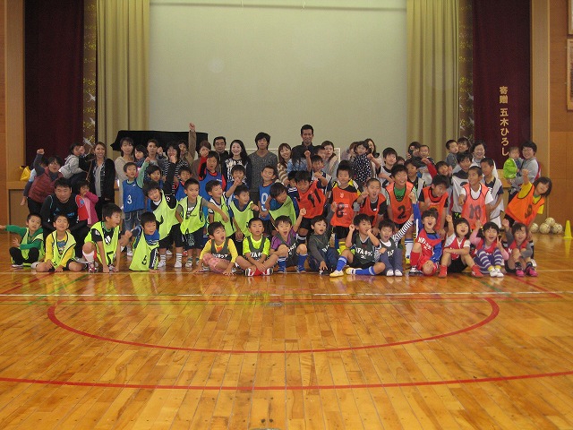 JFAキッズ（U-6/8/10）サッカーフェスティバル 三重県鳥羽市の鳥羽市立加茂小学校体育館に、72人が参加！