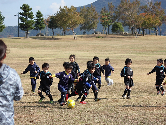 JFAキッズ（U-6/8/10）サッカーフェスティバル 徳島県鳴門市の鳴門ウチノ海総合公園に、580人が参加！