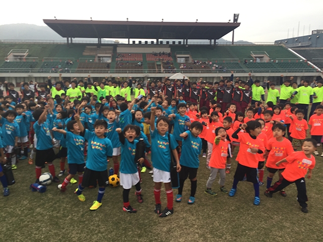 JFAキッズ（U-6/8）サッカーフェスティバル 広島県福山市の竹ヶ端運動公園陸上競技場に、750人が参加！