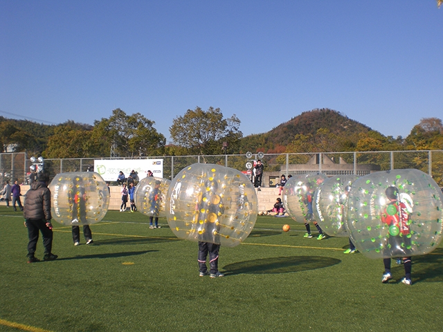 JFAフットボールデー 愛媛県今治市の桜井海浜ふれあい広場サッカー場に、900人が参加！