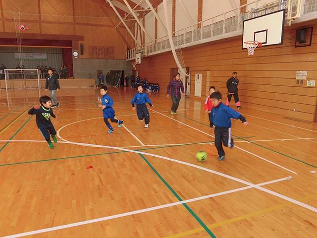 JFAファミリーフットサルフェスティバル 岩手県遠野市の遠野北小学校体育館に、181人が参加！