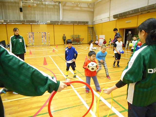 JFAキッズ（U-6/8/10）サッカーフェスティバル 北海道旭川市の旭川大学 体育館に、132人が参加！