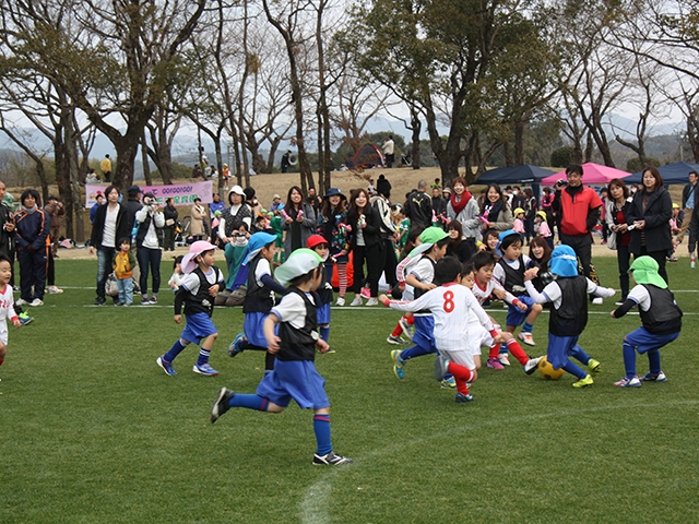 JFAキッズ（U-6）サッカーフェスティバル 鹿児島県鹿児島市のかごしま健康の森公園に、10118人が参加！