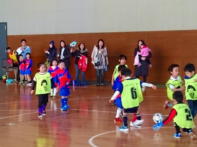 JFAキッズ（U-6）サッカーフェスティバル 秋田県秋田市の秋田県立中央公園　アリーナ体育館に、170人が参加！