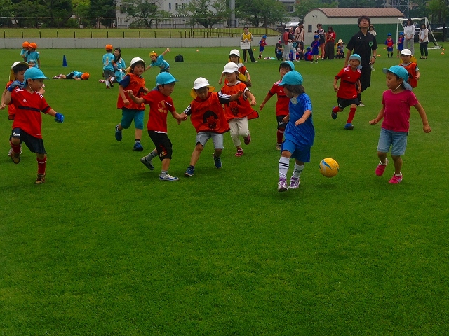 JFAキッズ（U-6）サッカーフェスティバル 秋田県秋田市のあきぎんスタジアムに、200人が参加！