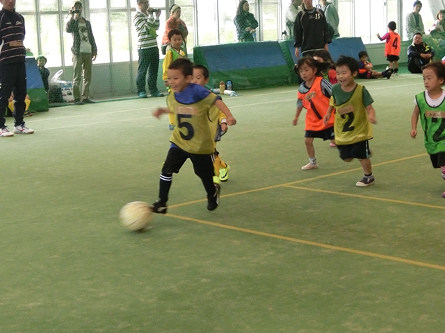 JFAキッズ（U-6/8）サッカーフェスティバル 北海道帯広市の南の森フットサルコートに、30人が参加！