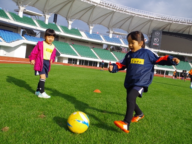 JFAキッズ（U-6/8）サッカーフェスティバル 長崎県諫早市のトランスコスモススタジアム長崎に、730人が参加！