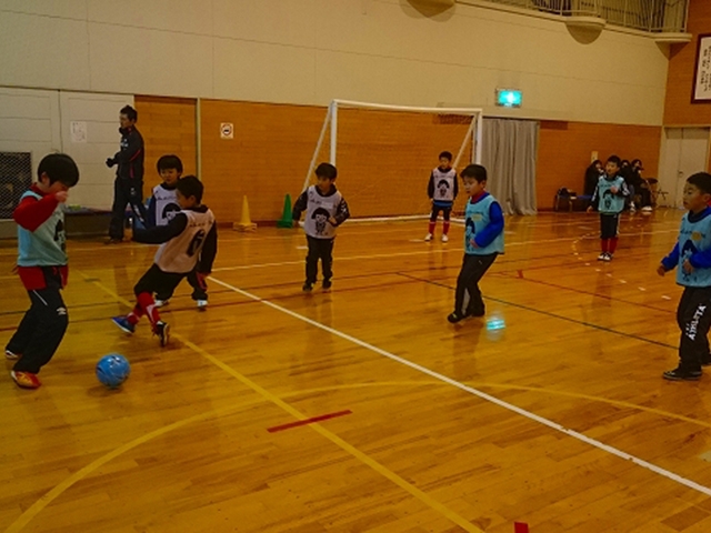 JFAキッズ（U-6/8/10）サッカーフェスティバル 秋田県大仙市の峰吉川小学校体育館 に、71人が参加！