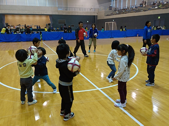 JFAキッズ（U-6）サッカーフェスティバル 秋田県仙北郡の美郷町総合体育館リリオスに、51人が参加！