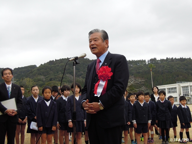 「校庭芝生化発祥の地」碑建立セレモニーに川淵三郎最高顧問が出席