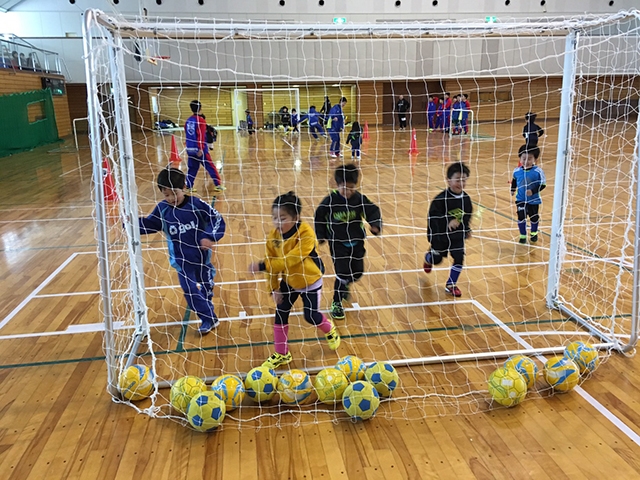 JFAキッズ（U-6/8）サッカーフェスティバル 秋田県横手市の横手市立横手体育館に、42人が参加！