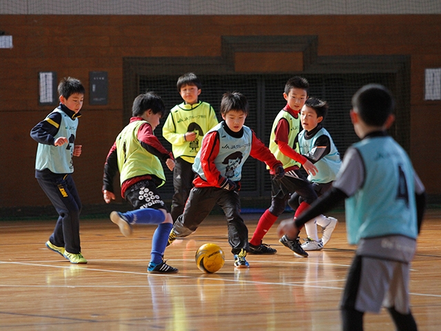 JFAキッズ（U-10）サッカーフェスティバル 秋田県秋田市の秋田県立中央公園アリーナ体育館に、127人が参加！