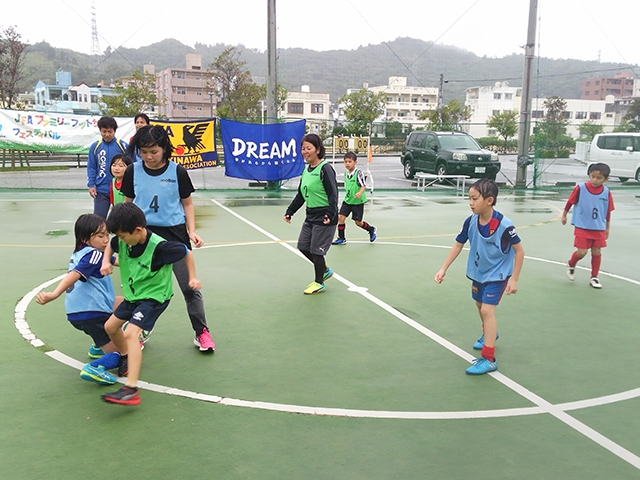 JFAファミリーフットサルフェスティバル 沖縄県島尻郡の沖縄フットサルパーク東浜に、110人が参加！