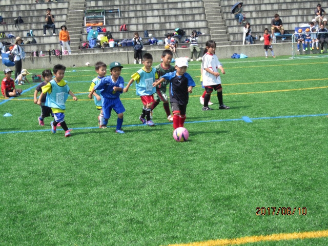 JFAキッズ（U-6/8/10）サッカーフェスティバル 滋賀県守山市の野洲川歴史公園サッカー場「ビッグレイク」に、556人が参加！