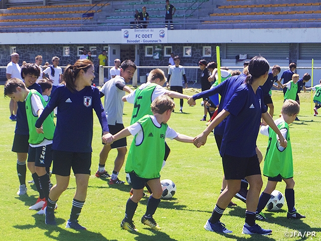 U-20日本女子代表、トレーニング2日目、地元の子どもたちと交流を深める～FIFA U-20女子ワールドカップフランス2018～