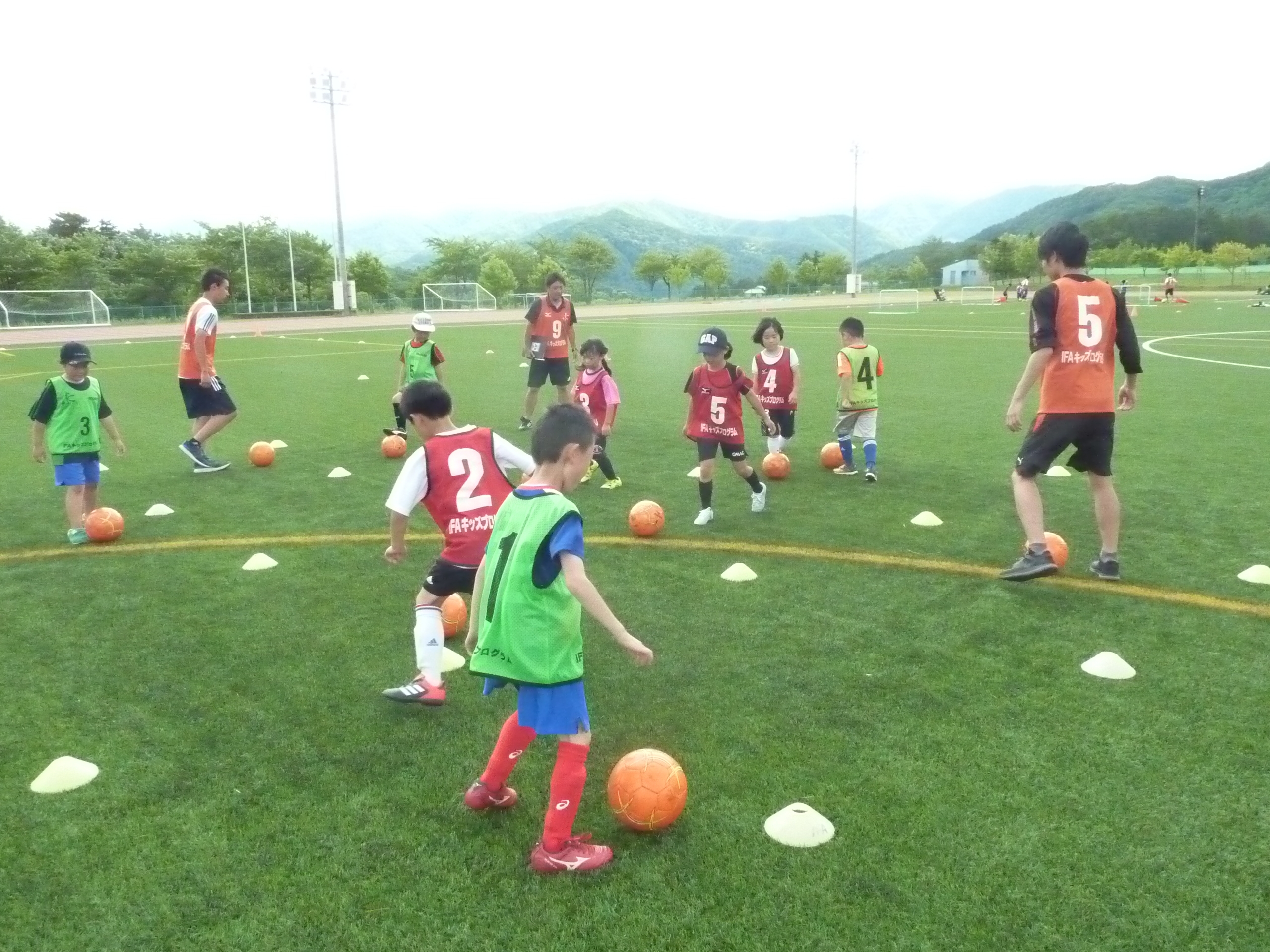 JFAキッズ（U-6/8/10）サッカーフェスティバル 岩手県岩手郡葛巻町の葛巻町総合運動公園多目的グランドに82人が参加！