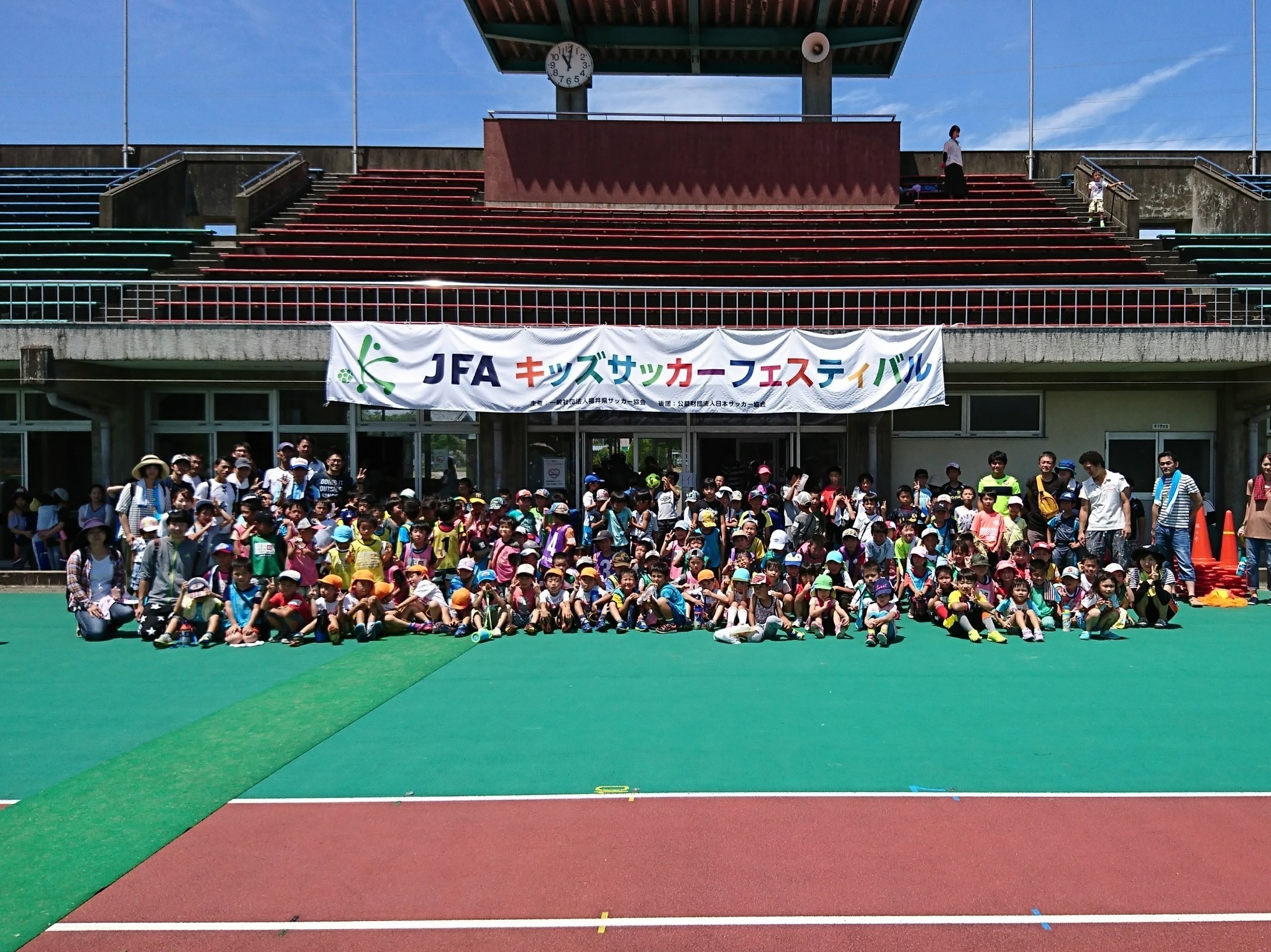 JFAキッズ（U-6/8）サッカーフェスティバル 福井県鯖江市の鯖江市東公園陸上競技場に189人が参加！