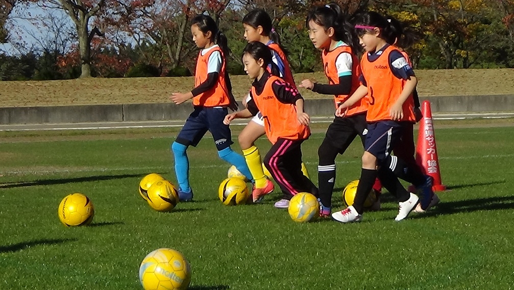 JFAガールズサッカーフェスティバル 青森県五戸町のひばり野陸上競技場に66人が参加！