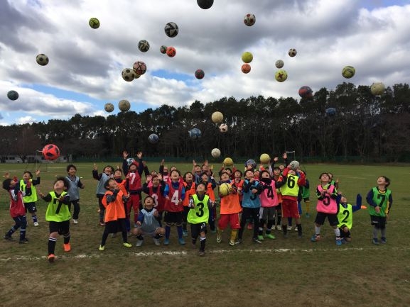 JFAキッズ（U-8）サッカーフェスティバル 三重県鈴鹿市の富士ゼロックスマニュファクチュアリング（株）鈴鹿事業所 グランドに41人が参加！