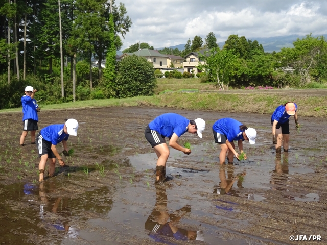 JFAアカデミー福島女子　「労作教育」田植えを実施