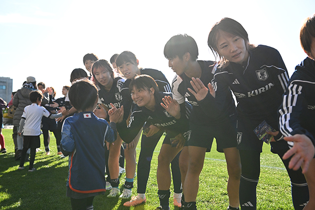 なでしこジャパンとハイタッチin北九州