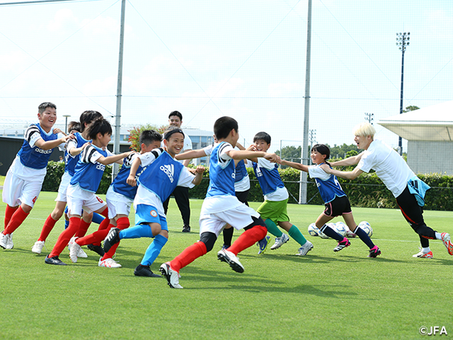 声を掛けて子どもたちを盛り上げる橋岡選手。子どもたちとの時間を楽しんだ